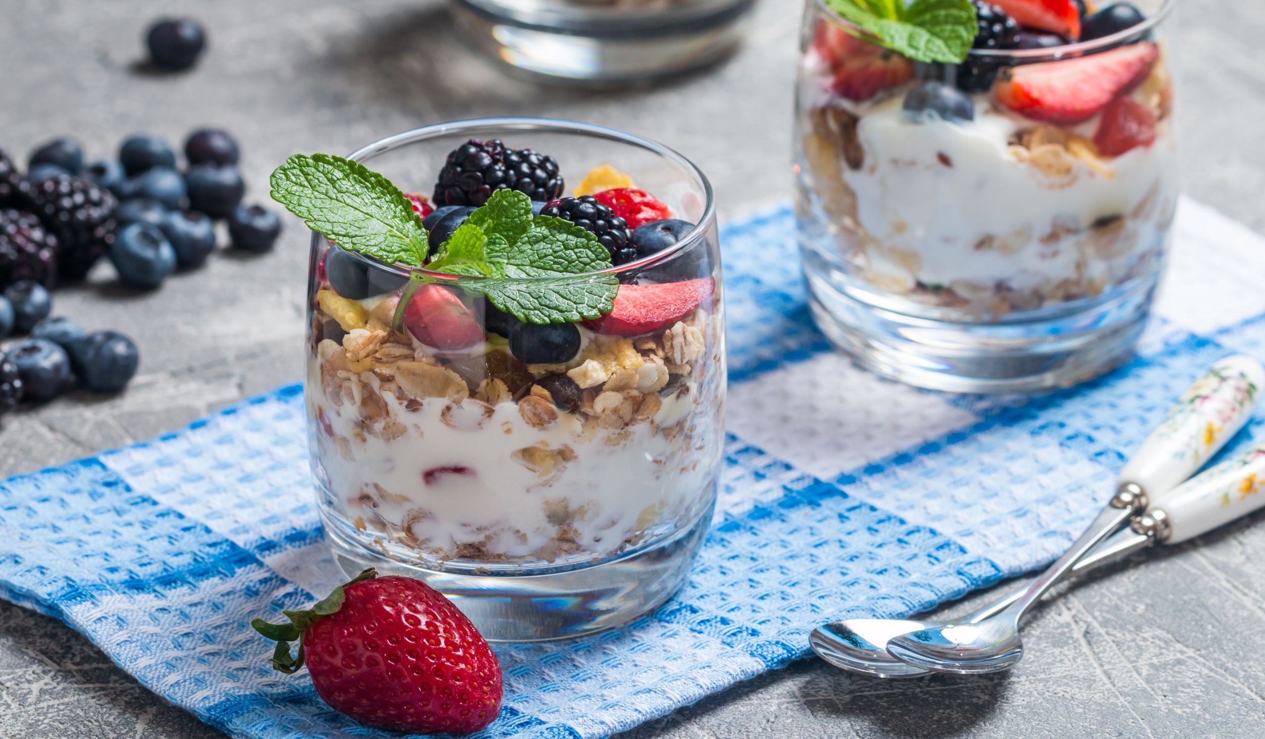 Yogurt va rezavorlar